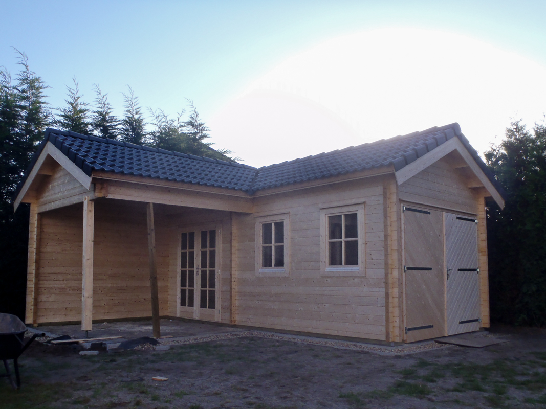 Garage uit Almere met een overkapping met betonpannen. De garage heeft aan twee zijden een ingang met openslaande deuren.