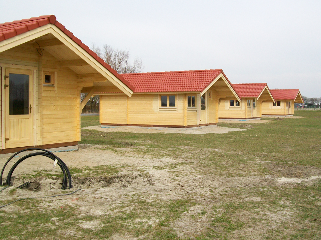 Trekkershut comfort met douche, toilet, keuken, twee slaapkamers en een woonruimte. Deze trekkershutten zijn gebouwd voor een camping.